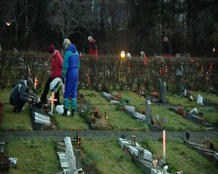 Fjöldi fólks vitjaði leiða ættingja og vina í dag.