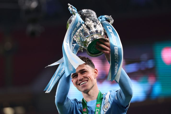 Phil Foden fagnar hér sínum átjánda titli með Manchester City.