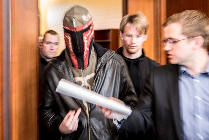 Mennirnir huldu andlit sitt þegar þeir mættu í Héraðsdóm Reykjavíkur