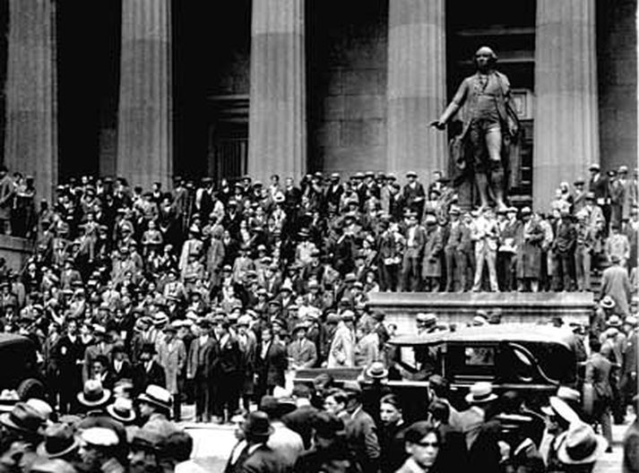 Fólk safnast saman á Wall Street í lok október 1929 þegar tíðindin af hruninu fara sem eldur í sinu.