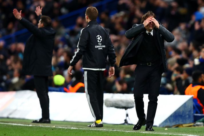 Antonio Conte, knattspyrnustjóri Chelsea, lifir sig inn í leikinn á hliðarlínunni.