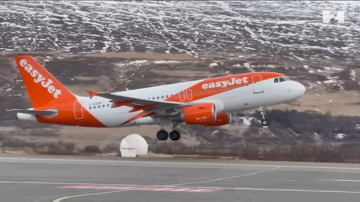 Airbus A319-þota EasyJet hefur sig til flugs frá Akureyrarflugvelli.
