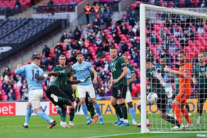 Laporte við það að skora sigurmarkið á Wembley, fyrir framan áhorfendur, í dag.