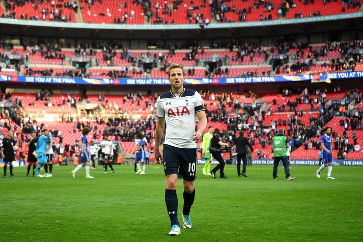 Harry Kane gengur niðurlútur af velli eftir 4-2 tap Tottenham fyrir Chelsea í undanúrslitum ensku bikarkeppninnar á laugardaginn. Kane skoraði laglegt skallamark í leiknum en það dugði ekki til.