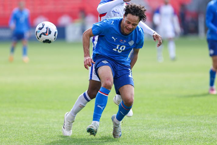 Mikael Anderson sést hér grípa um lærið eftir að hafa tognað á móti Haítí.