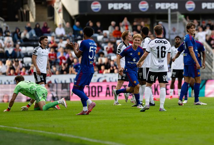 Jacob Devaney fagnar eftir að hafa komið Manchester United í 0-3 gegn Rosenborg.
