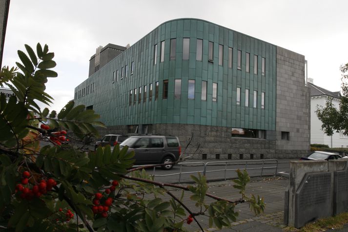 Gjafsóknarkostnaður stefnanda, íslenska ríkinu, greiðist úr ríkissjóði.
