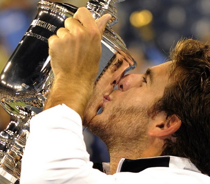 Del Potro kyssir sigurlaunin.