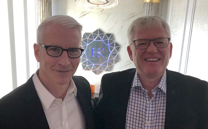 Anderson Cooper, fréttamaður Sextíu mínútna, er staddur hér á landi til að taka viðtal fyrir þáttinn.