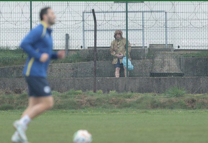 Hermaðurinn áhugasami sem fylgdist með æfingu Bosníu fyrir umspilsleikinn gegn Ítalíu.