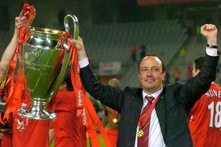 Rafael Benitez, knattspyrnustjóri Liverpool, með bikarinn eftir sigur Liverpool í Meistaradeildinni 2005 en  Stephen Warnock var hvergi sjáanlegur í fögnuðinum eftir leik.