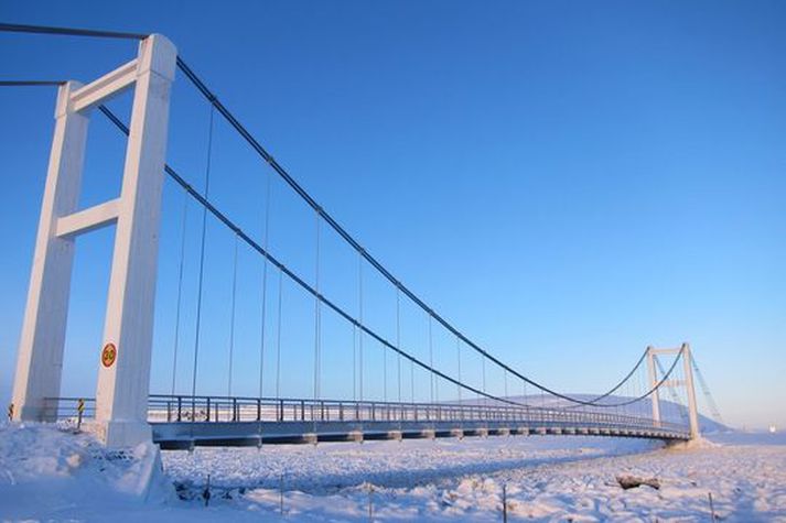 Jökulsá á Fjöllum ryður sig af ís. Sú íshella sem lá yfir ánni og bökkunum við Grímsstaði hefur brotnað upp. Hrannir, jökulskarir og ísruðningar berast hægt fram. Myndin er tekin 18. janúar 2015 við brúna, ekki fjarri Grímsstöðum á Fjöllum.