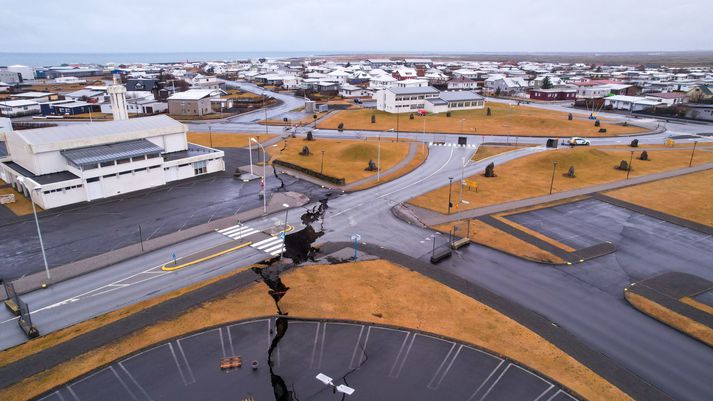 Þeim sprungum sem slíta í sundur vegi og eyðilögðu lagnir verður lokað en beðið verður með að taka ákvörðun um aðrar sem ekki hamla för um bæinn eða þar sem skemmdar lagnir er að finna. 