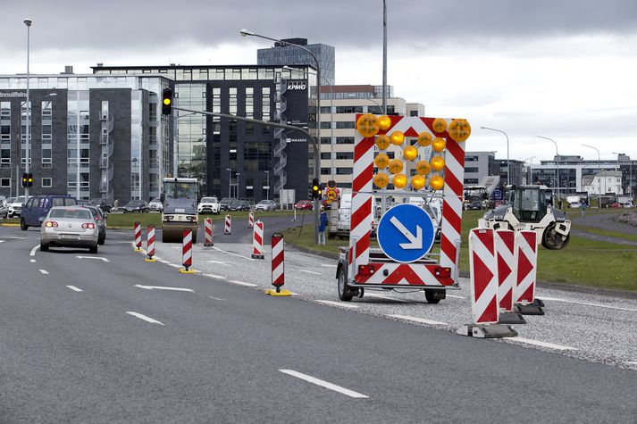 Frá vegavinnu við Sæbraut í gær. Skammt er síðan ökumaður ók á skilti sambærilegt sem hér sést þar sem hann var ekki með hugann við aksturinn.