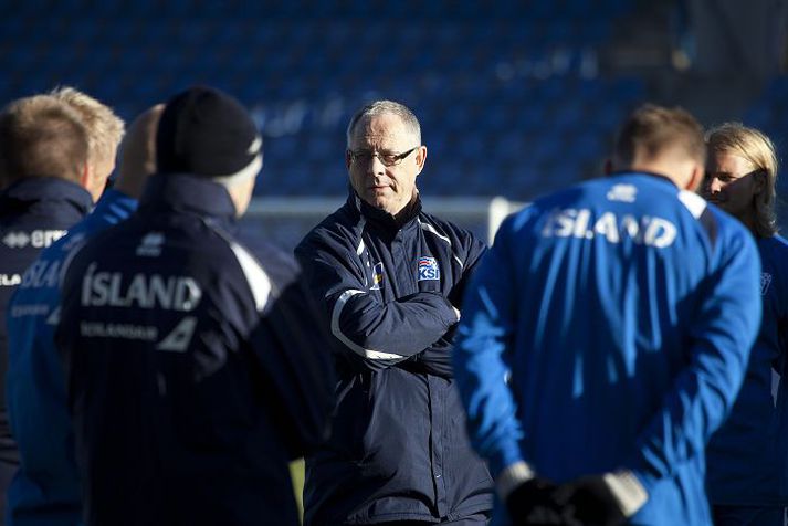Lars Lagerbäck á æfingu íslenska landslðisins í gær.