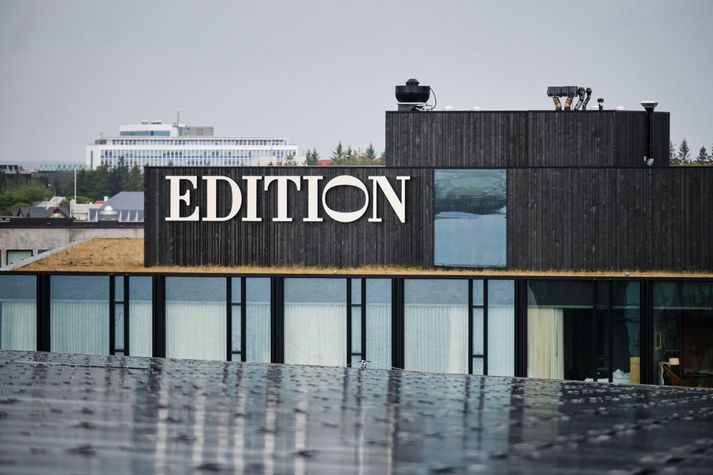 Fólkið fannst látið á Edition hótelinu.