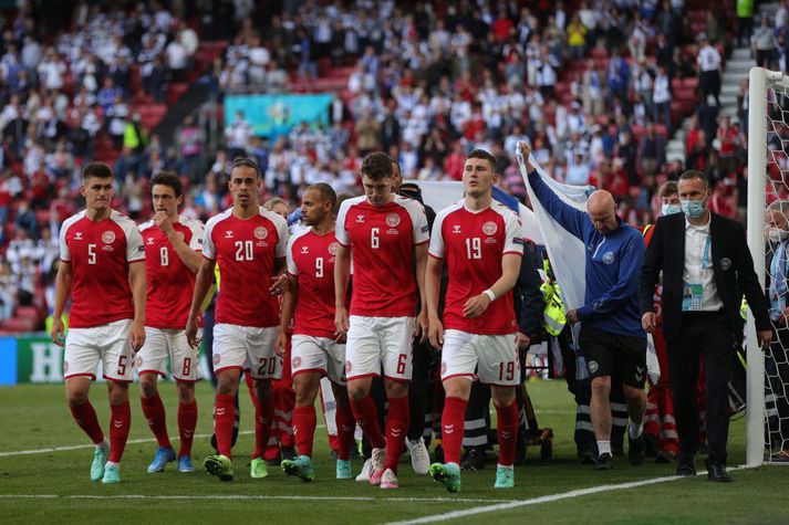 Leikmenn danska landsliðsins mynduðu skjaldborg í kring um Eriksen þegar hann var borinn út af vellinum.