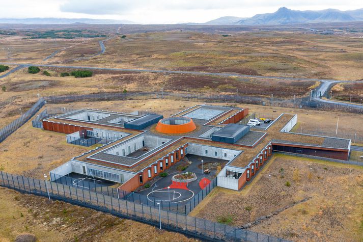 Fangelsið á Hólmsheiði var opnað árið 2016. Það er yfirfullt og erfitt að gæta öryggis samkvæmt yfirlýsingu Fangavarðafélags Íslands. 