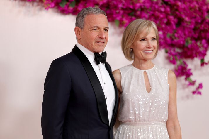 Skólastýran Willow Bay og eiginmaður hennar, Bob Iger, framkvæmdastjóri Disney, ætla að dýfa sér inn í fótboltaheiminn og hjálpa kvennafótboltanum í Bandaríkjunum að vaxa.