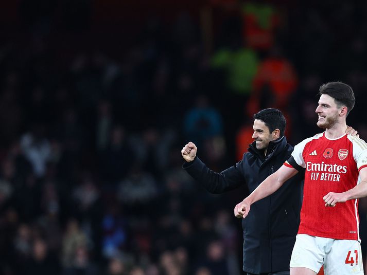 Arteta fagnar ásamt Declan Rice leikmanni Arsenal.