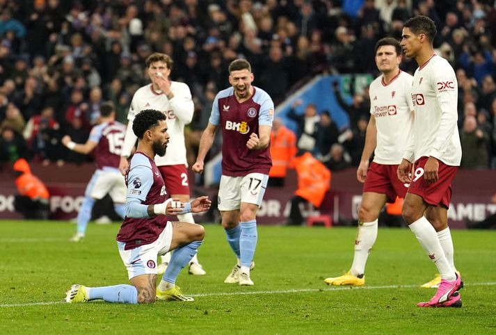 Douglas Luiz fagnar fyrir framan Raphaël Varane.