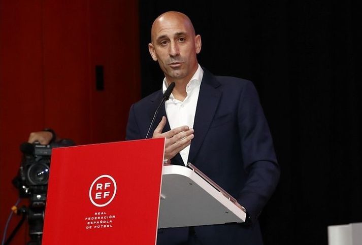 Luis Rubiales hefur verið settur af sem forseti spænska knattspyrnusambandsins vegna framkomu sinnar eftir úrslitaleik HM kvenna.