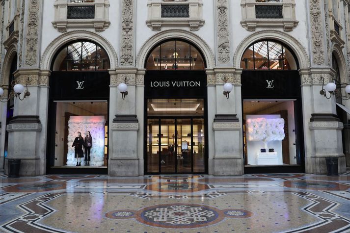 Fyrir utan verslun Louis Vuitton í Milan 6. nóvember.