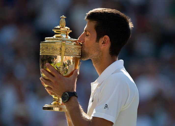Novak Djokovic með Wimbledon verðlaunagripinn