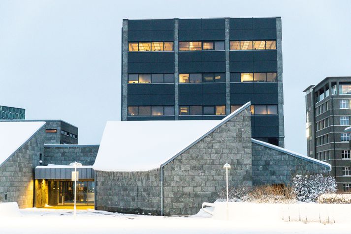 Gert er ráð fyrir einum seðlabankastjóra og þremur varabankastjórum. Einn fer með peningamál, annar yfir fjármálastöðugleika og þriðji  með fjármálaeftirlit við sameiningu bankans og FME.