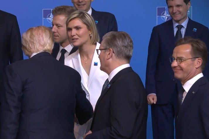 Trump tók í höndina á Kristrúnu eftir myndatökuna áður en hann gekk af sviðinu.