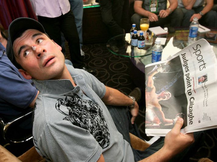 Joe Calzaghe ræðir við blaðamenn eftir bardagann gegn Hopkins.