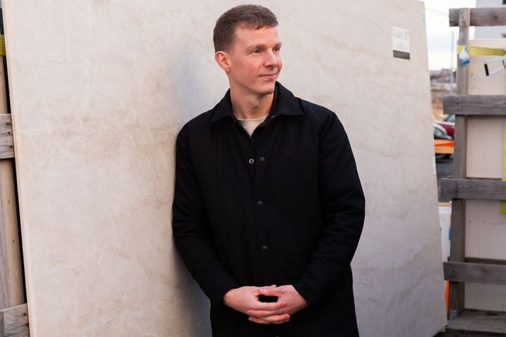 Steinar Þór Ólafsson, samskiptasérfræðingur, segir að mögulega þurfum við að fara að tala um samfélagsmiðla annars vegar og samskiptamiðla hins vegar. Notkunin okkar hefur breyst mikið enda 80-90% af efninu sem við horfum á myndbönd sem tengjast vinum og vandamönnum ekki neitt.