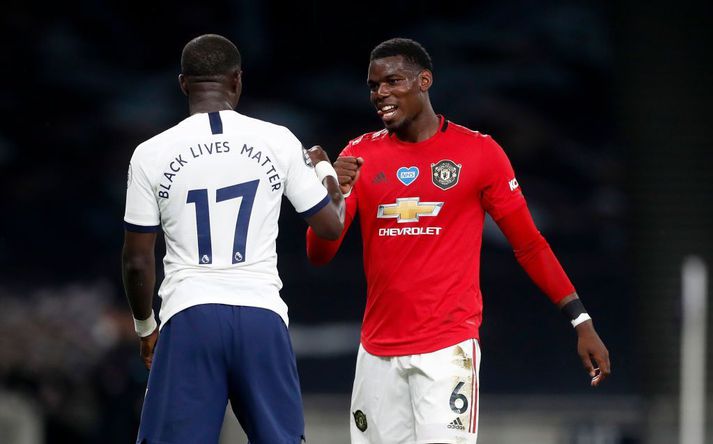 Paul Pogba heilsar upp á landa sinn Moussa Sissoko eftir jafntefli Man. Utd og Tottenham í gær. Allir leikmenn báru áletrunina Black Lives Matter aftan á treyjum sínum til stuðnings þeirri réttindabaráttu.