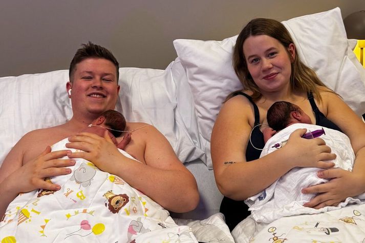 Foreldrarnir með nýbakaðar tvíburadætur sínar.