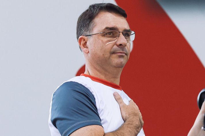 Flavio Bolsonaro er sonur fyrrverandi forseta Brasilíu, Jair Bolsonaro sem afplánar nú fangelsisdóm fyrir tilraun til valdaráns. 