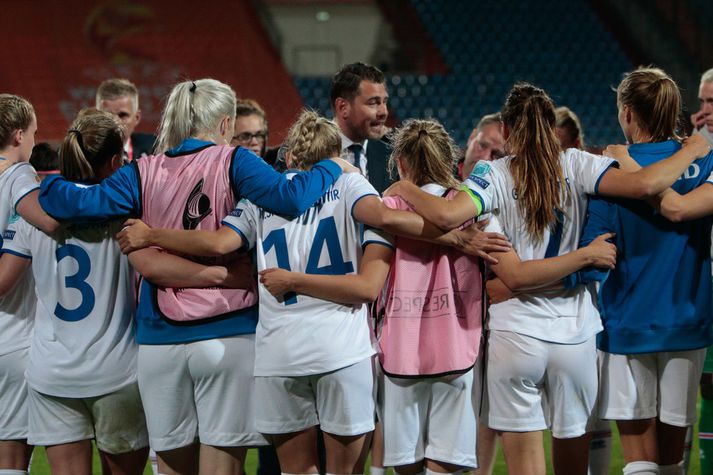 Freyr Alexandersson ræðir við leikmenn landsliðsins eftir 1-0 tapið gegn Frökkum í Tilburg.