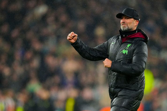 Jürgen Klopp, knattspyrnustjóri Liverpool, fagnar með stuðningsmönnum Liverpool eftir leikinn í gærkvöldi.