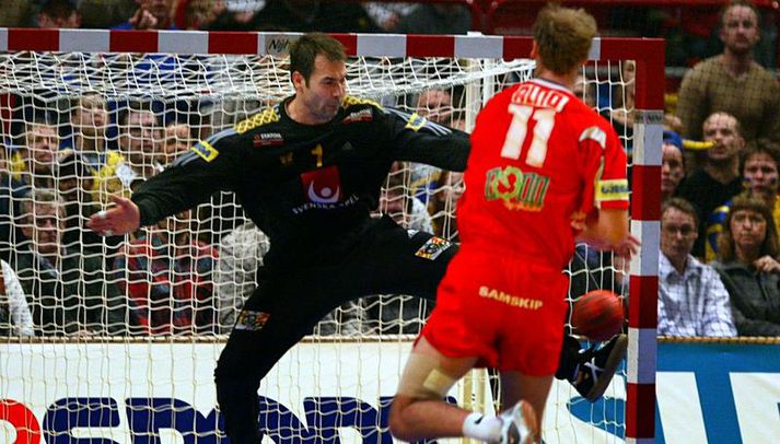 Ólafur Stefánsson skorar hjá Tomas Svensson á EM 2002.