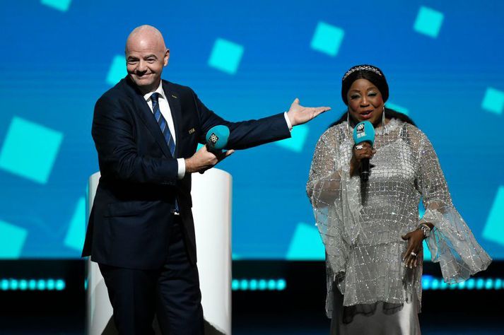 Fatma Samoura, framkvæmdastýra FIFA, ásamt forsetanum Gianni Infantino.