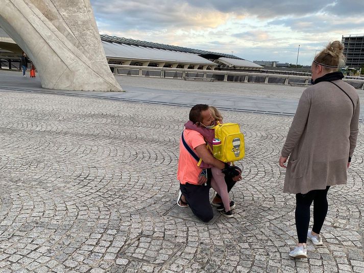 Guðmundur Felix faðmar að sér annað barnabarn sitt í Lyon í Frakklandi með nýju handleggjunum sem hann fékk grædda á sig fyrr á árinu.