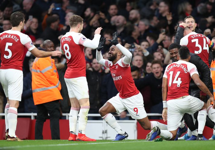 Varamennirnir Alexandre Lacazette og Aaron Ramsey fagna í gær.