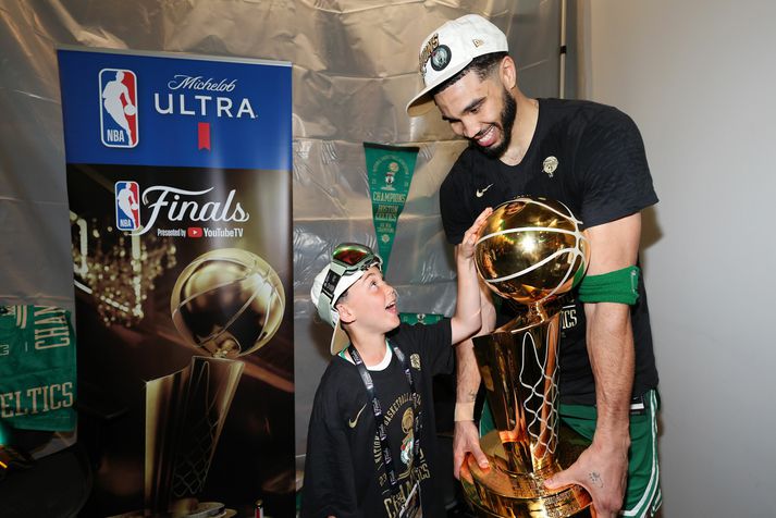 Jayson Tatum fagnar titlinum með syni sínum Jayson Christopher Tatum Jr. en sonur hans gengur jafnan undir nafninu Deuce.