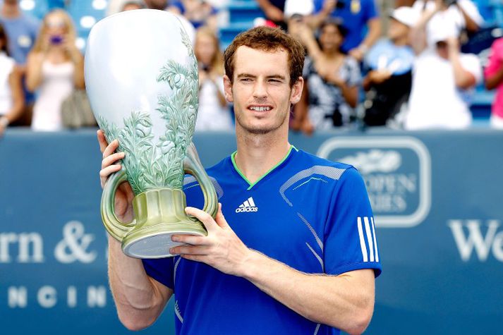 Andy Murray með verðlaun sín í Cincinnati.