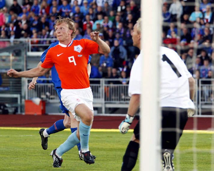 Dirk Kuyt í baráttunni í kvöld.