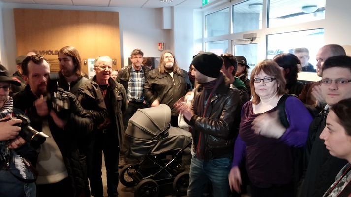 Um tuttugu manns mótmæli nú inni í Innanríkisráðuneytinu.