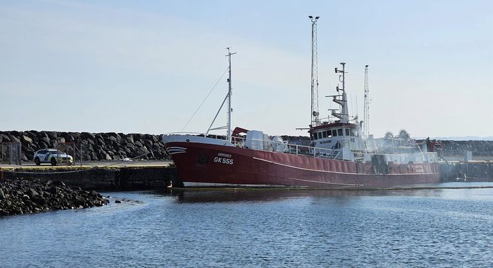 Einn lést í brunanum í nótt. Báturinn, Grímsnes GK-555, liggur nú við bryggju.