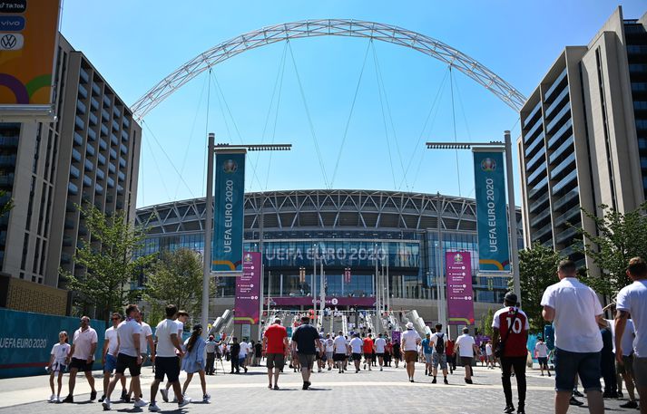 Úrslitaleikur EM á að fara fram á Wembley en UEFA íhugar nú að færa leikinn sem og undanúrslitaleikina til Ungverjalands.