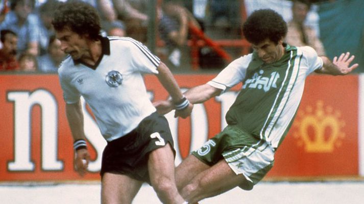 Mustapha Dahleb frá Alsír er hér í baráttunni gegn hinum eina sanna Paul Breitner landsliðsmanni Þýskalands.