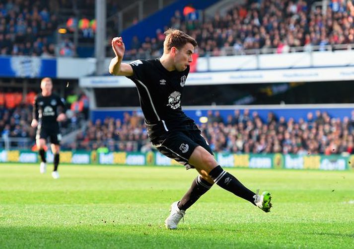 Seamus Coleman skorar fyrra mark Everton.