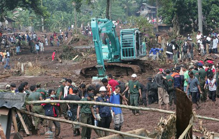 Björgunarsveitir að störfum í Jakarta.